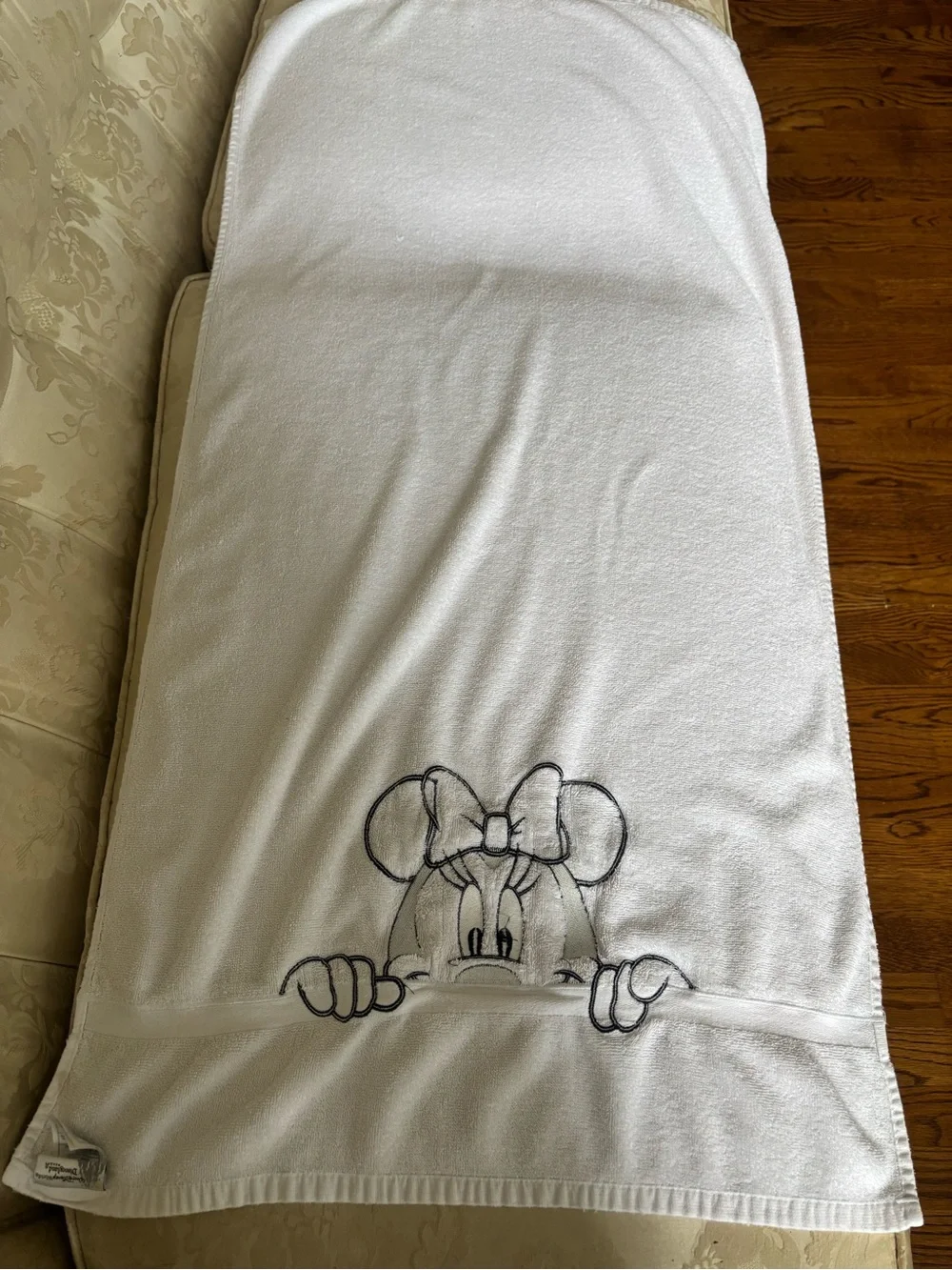 Vintage Embroidered Minnie Mouse Bath Towel Walt Disney Disneyland Resort 48”x24